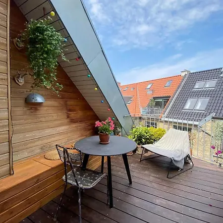 Penthouse With Plants And Art Near Kodbyen Apartment